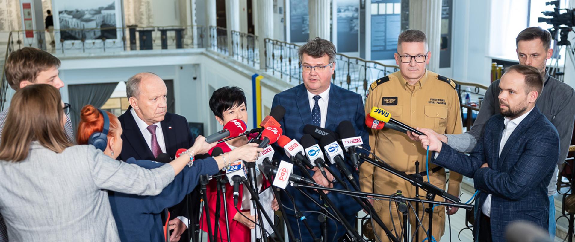 25 mln zł dla Młodzieżowych Drużyn Pożarniczych – konferencja z udziałem wiceministra Macieja Wąsika