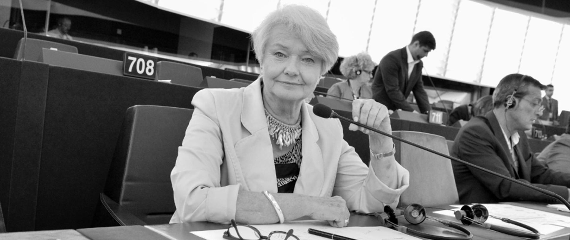 Czarno białe zdjęcie Krystyny Łybackiej