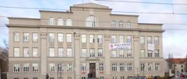 Budynek Katolickiej Szkoły Podstawowej w Poznaniu, na budynku afisze informujące o Białej Sobocie. 