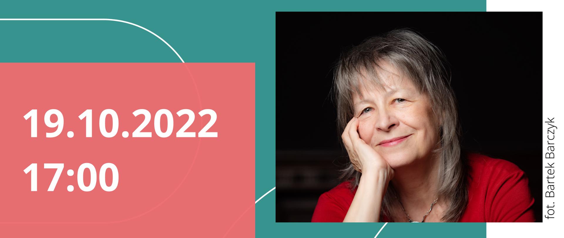 Plakat promujący spotkanie z pisarką Danutą Gwizdalanką zawierający informacje na temat terminu i miejsca spotkania, logotypy patronatów medialnych oraz organizatorów wydarzenia; na plakacie zamieszczono zdjęcie pisarki autorstwa Bartka Barczyka oraz okładkę jej książki po tytułem: Uwodziciel. Rzecz o Karolu Szymanowskim.