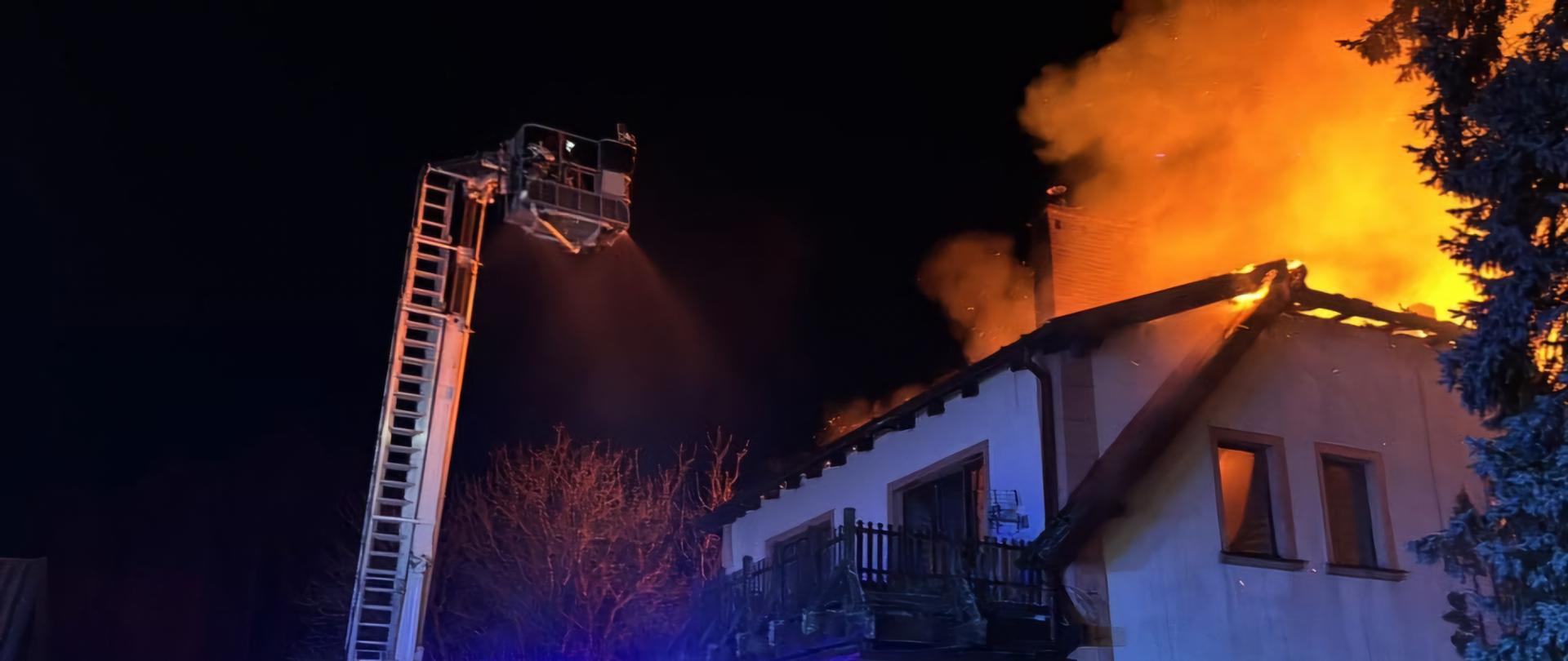 Pożar dachu budynku mieszkalnego w miejscowości Leszno, gm. Barczewo