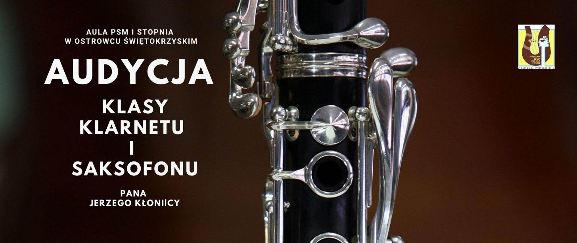 zdjęcie przedstawia napisy w kolorze białym, z prawej strony znajduje sie klarnet w kolorze czarnym ze srebrnymi klapkami na brązowym tle tle, w lewym górnym roku znajduje się logo szkoły w kolorze brązowo-żółtym