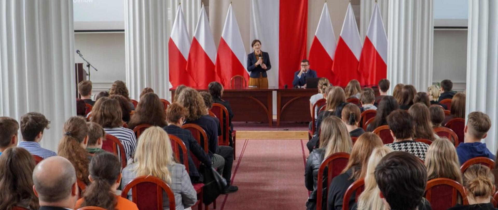 Uczestnicy debaty o rodzinie Ulmów zgromadzeni na sali kolumnowej Podkarpackiego Urzędu Wojewódzkiego w Rzeszowie