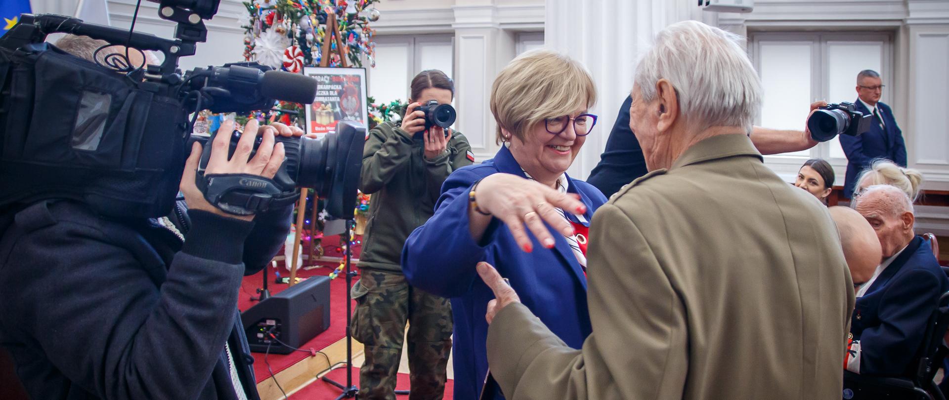 Zdjęcie przedstawia wojewodę podkarpackiego Teresę Kubas-Hul podczas spotkania z kombatantami