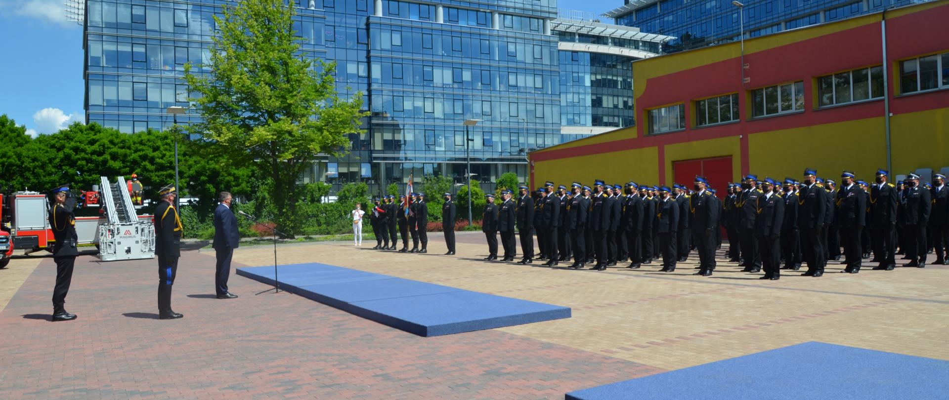 Uroczystość z okazji Mazowieckiego Dnia Strażaka na placu wewnętrznym KW PSP. 