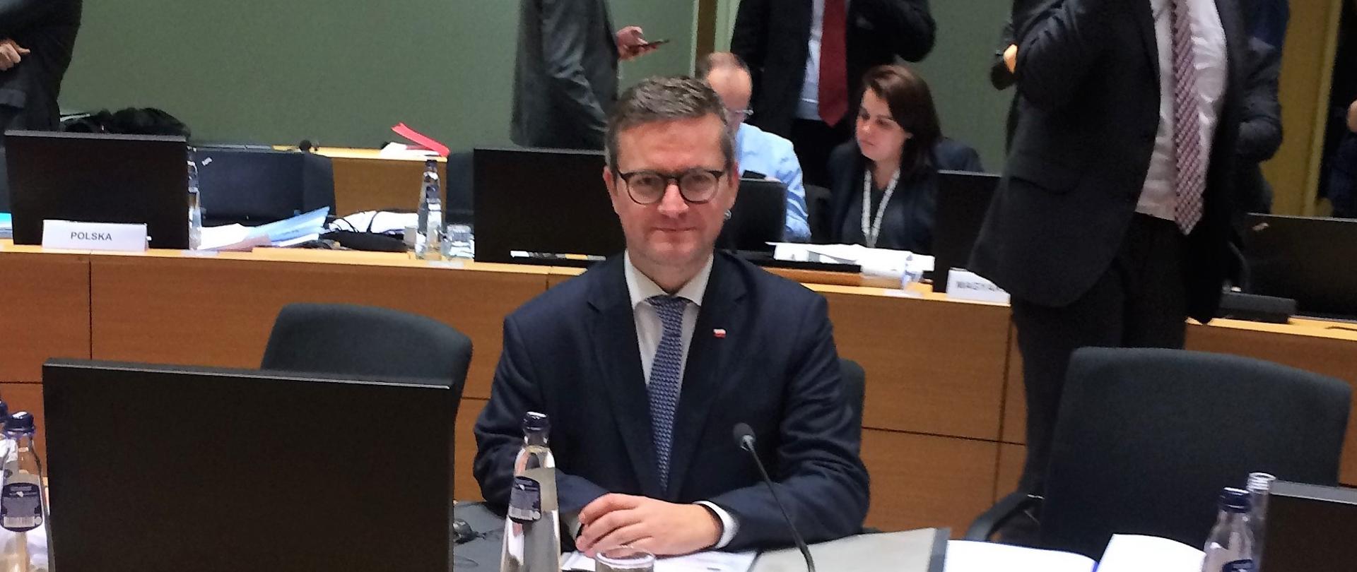 Minister G. Witkowski na sali posiedzeń