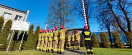 Uroczyste podniesienie flagi państwowej na JRG 4 Gdańsk przez strażaków w ubraniach bojowych na zmianie służby