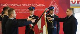 Na zdjęciu widać strażaków ślubujących na sztandar