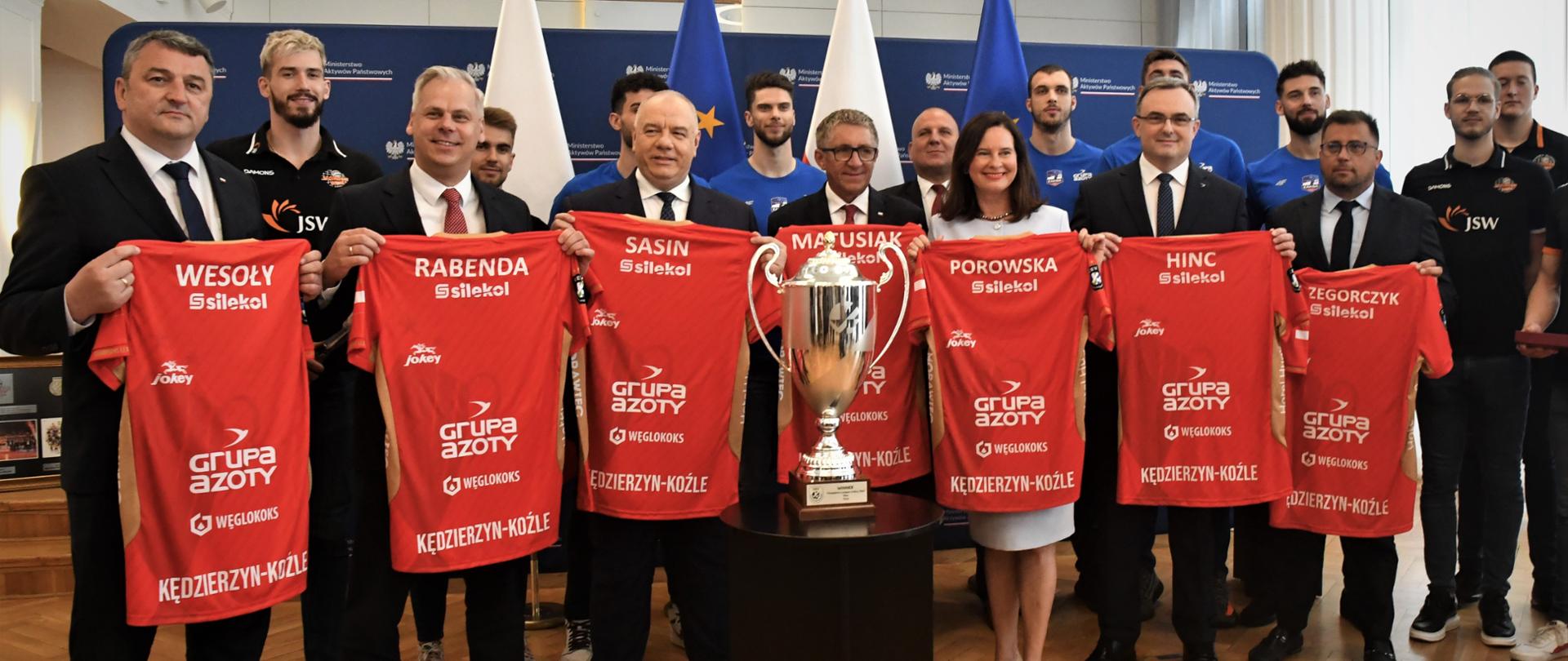 Wicepremier Jacek Sasin wraz z wiceministrami podczas spotkania z drużynami sportowymi