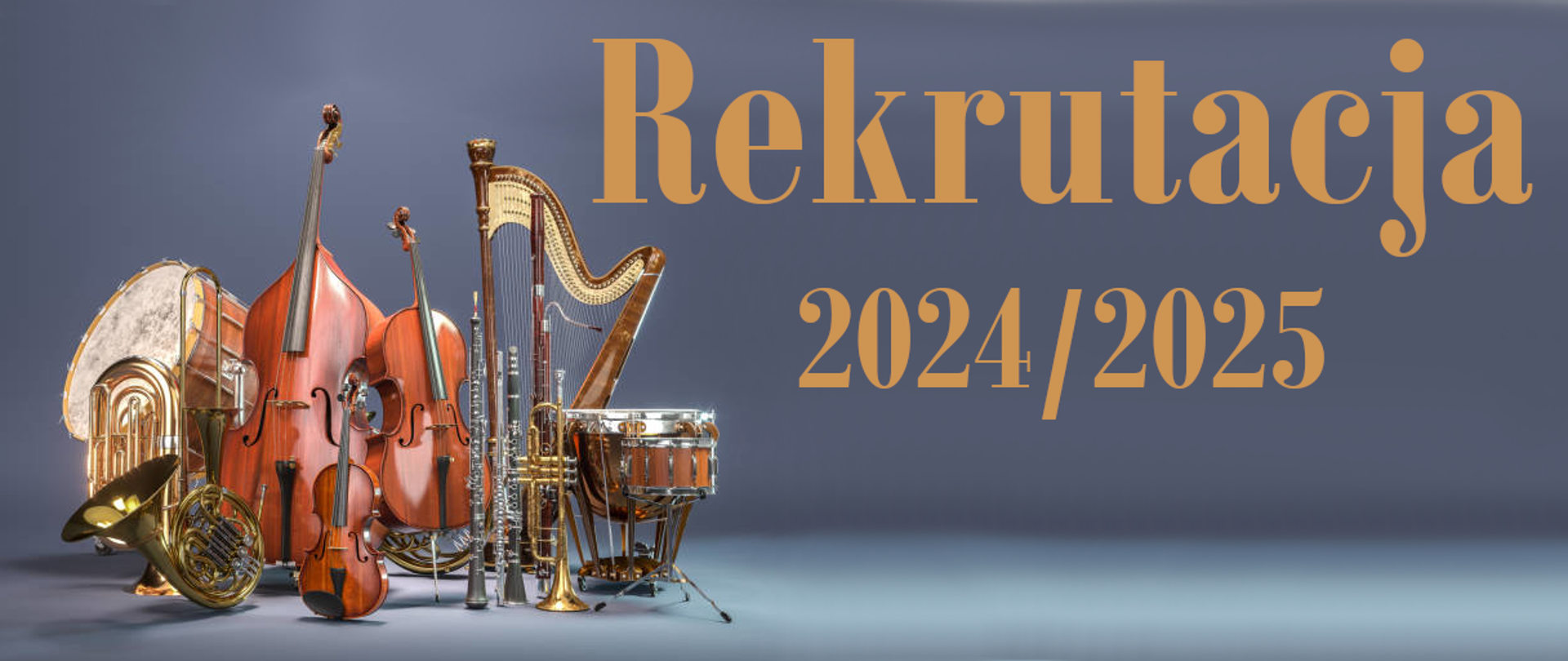 Na szarym tle po lewej stronie zdjęcia instrumentów orkiestrowych w prawym górnym rogu napis Rekrutacja