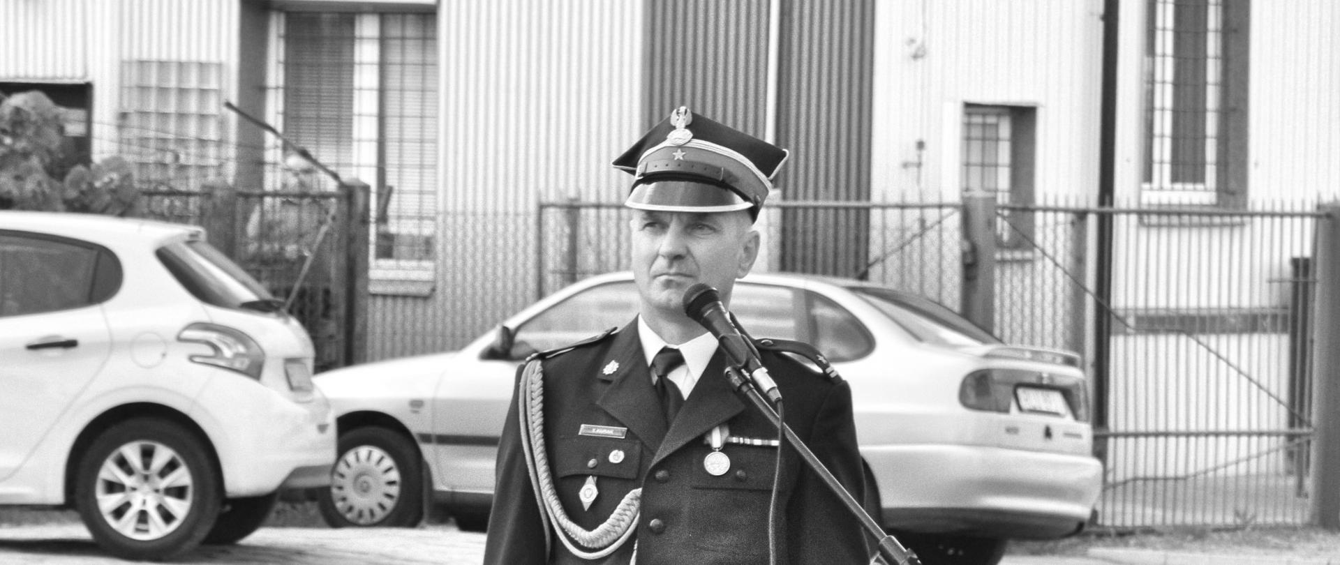 Zdjęcie przedstawia mł. bryg. Tadeusza Kuraka