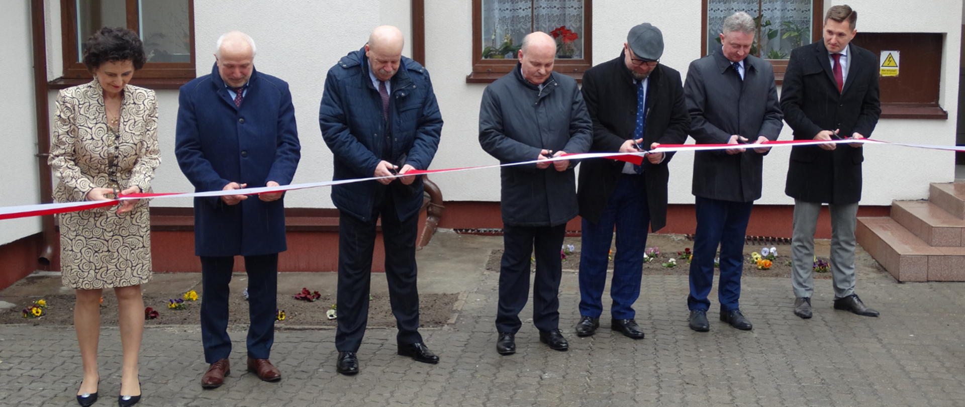 Otwarcie PSSE w Brodnicy - przecięcie wstęgi. 