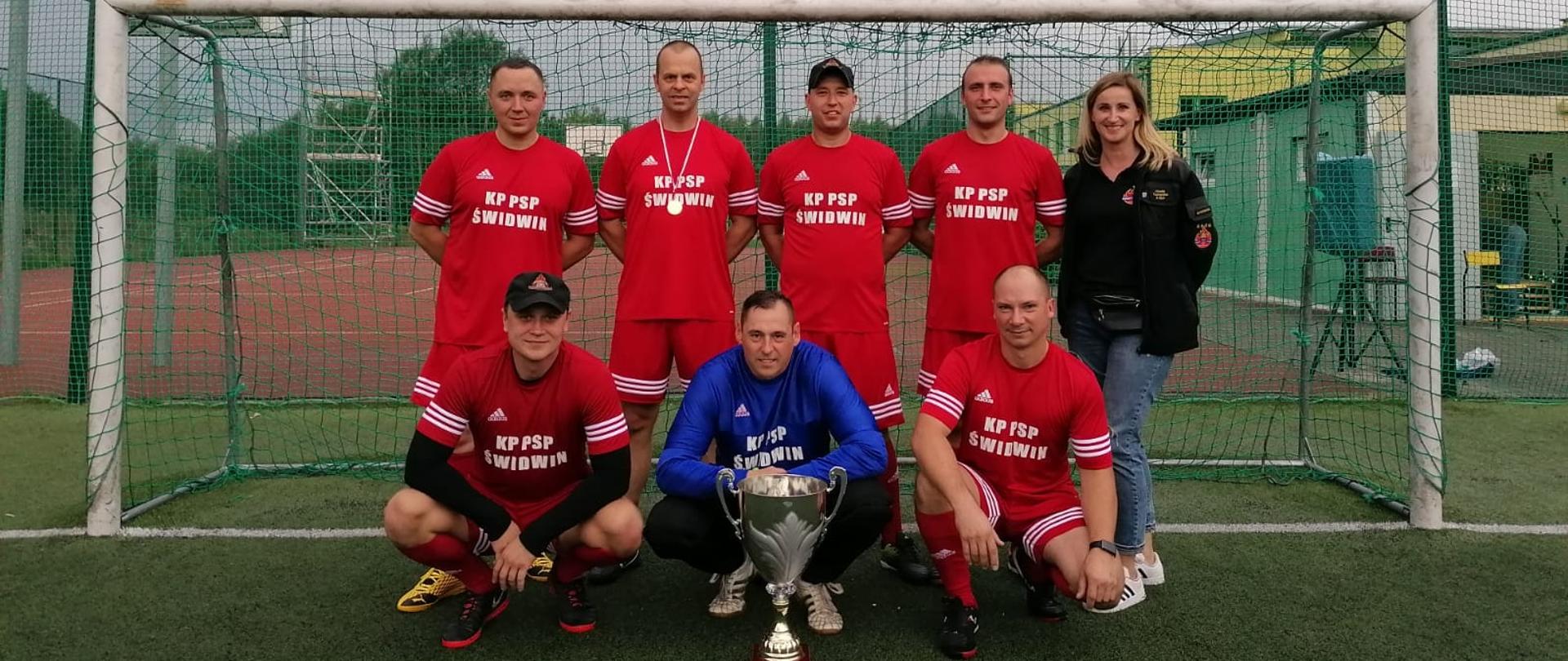 Zsdjęcie grupowe drużyny z KP PSP Świdwin podczas VII Memoriałowy Turniej Piłki Nożnej im. Ryszarda Kucharskiego