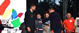 Widoczni przedstawiciele służb i podmiotów które otrzymały podziękowania.