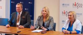na zdjęciu: minister zdrowia Katarzyna Sójka, dr n. med. Marek Tombarkiewicz, dyrektor Narodowego Instytutu Geriatrii, Reumatologii i Rehabilitacji w Warszawie i prof. Brygida Kwiatkowska, krajowy konsultant w dziedzinie reumatologii oraz kierownik Kliniki Wczesnego Zapalenia Stawów i zastępca dyrektora ds. klinicznych Narodowego Instytutu Geriatrii, Reumatologii i Rehabilitacji w Warszawie