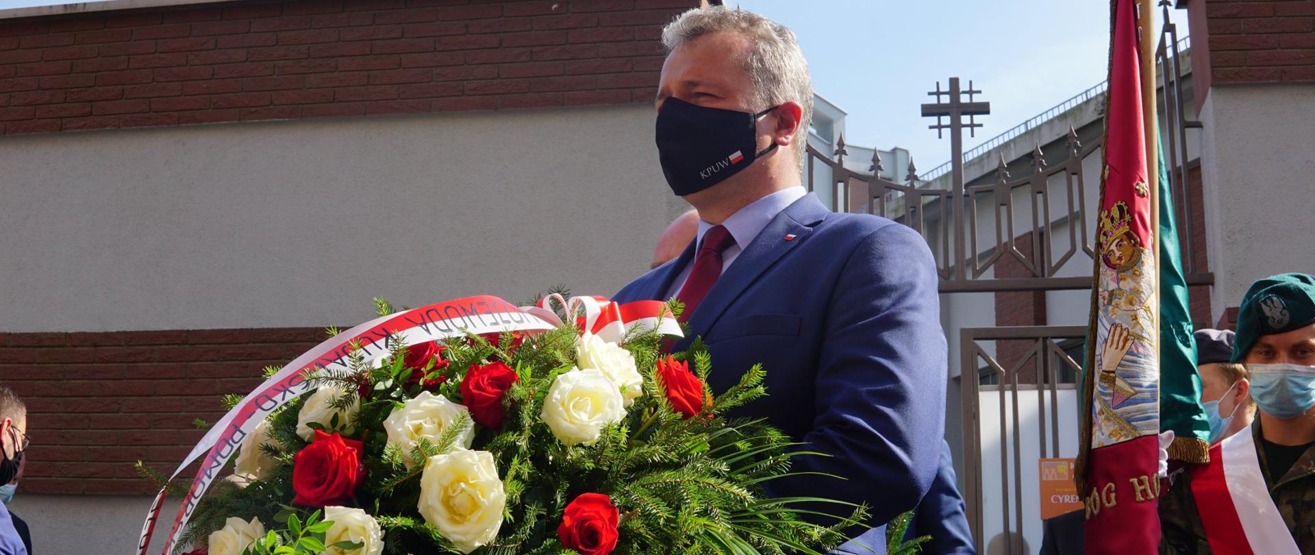 Wojewoda Mikołaj Bogdanowicz składa wiązankę przy pomniku Matki Polki Sybiraczki