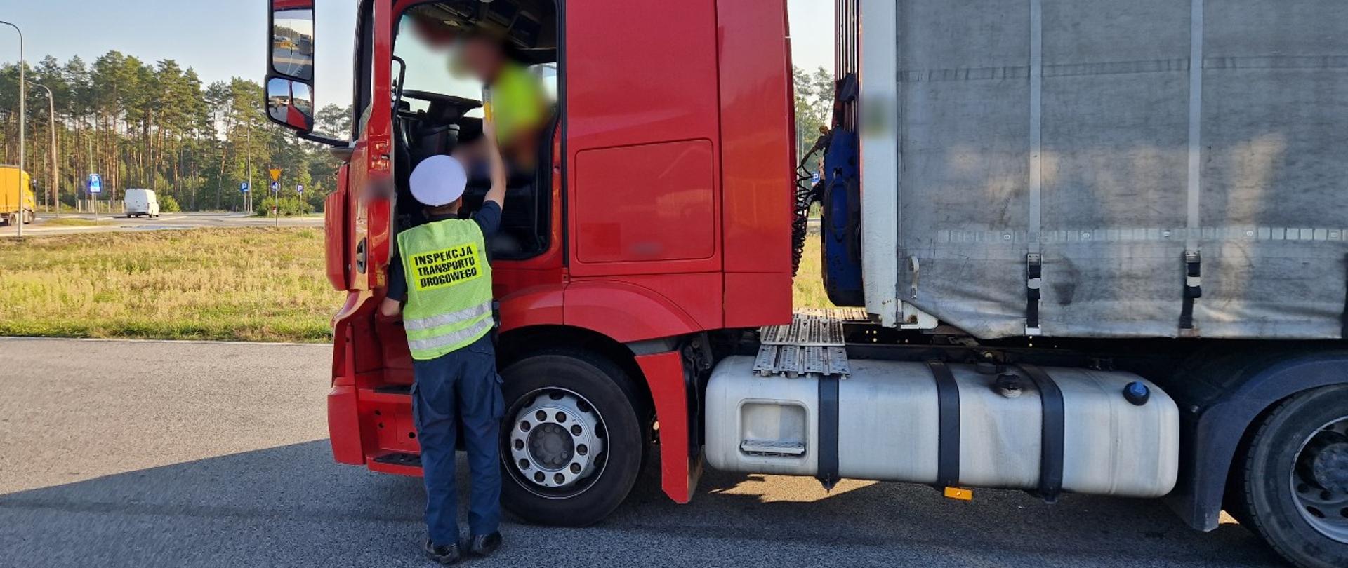 Inspektor lubuskiej Inspekcji Transportu Drogowego kontroluje trzeźwość kierowcy zestawu ciężarowego.