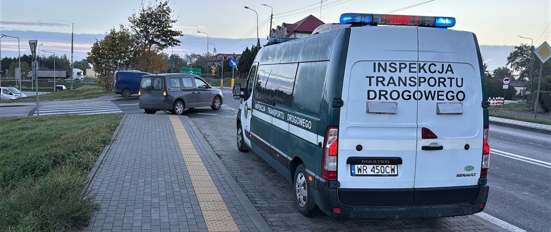 Funkcjonariusze mazowieckiej Inspekcji Transportu Drogowego zabezpieczają miejsce kolizji drogowej na skrzyżowaniu w miejscowości Góra (powiat płocki).