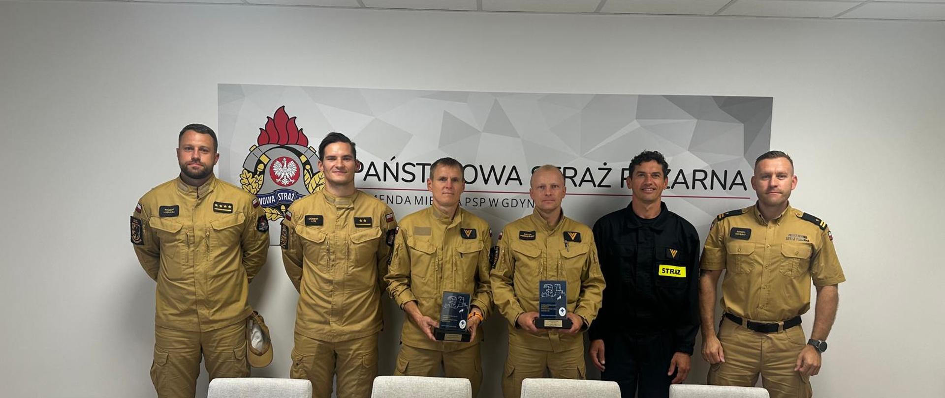 Z-ca KM PSP w Gdyni wraz ze zwycięzcami zawodów 