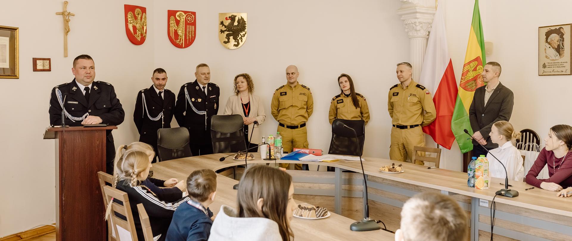 Jury i organizatorzy na sali przed konkursem