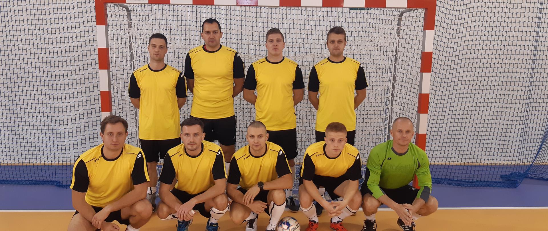 Na zdjęciu widać drużynę reprezentująca Komendę Powiatową Państwowej Straży Pożarnej w Ustrzykach Dolnych na XXII finałach mistrzostw w futsalu dla strażaków PSP z województwa podkarpackiego.