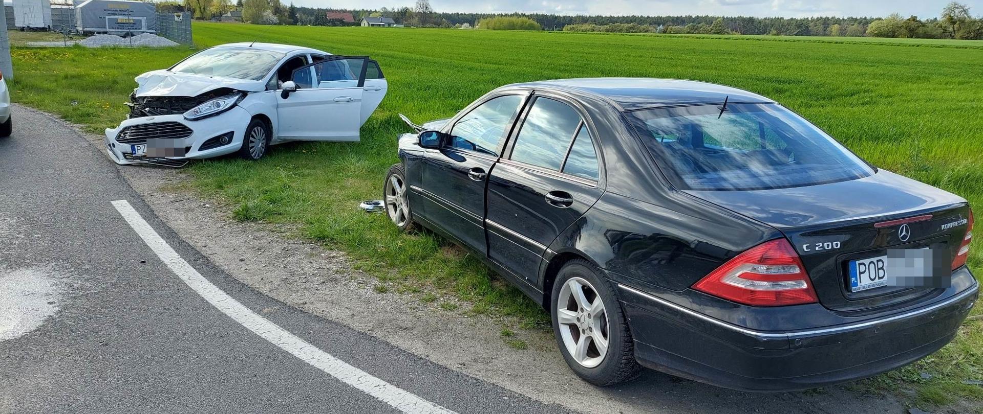 Na zdjęciu widać dwa samochody osobowe biorące udział w zdarzeniu 