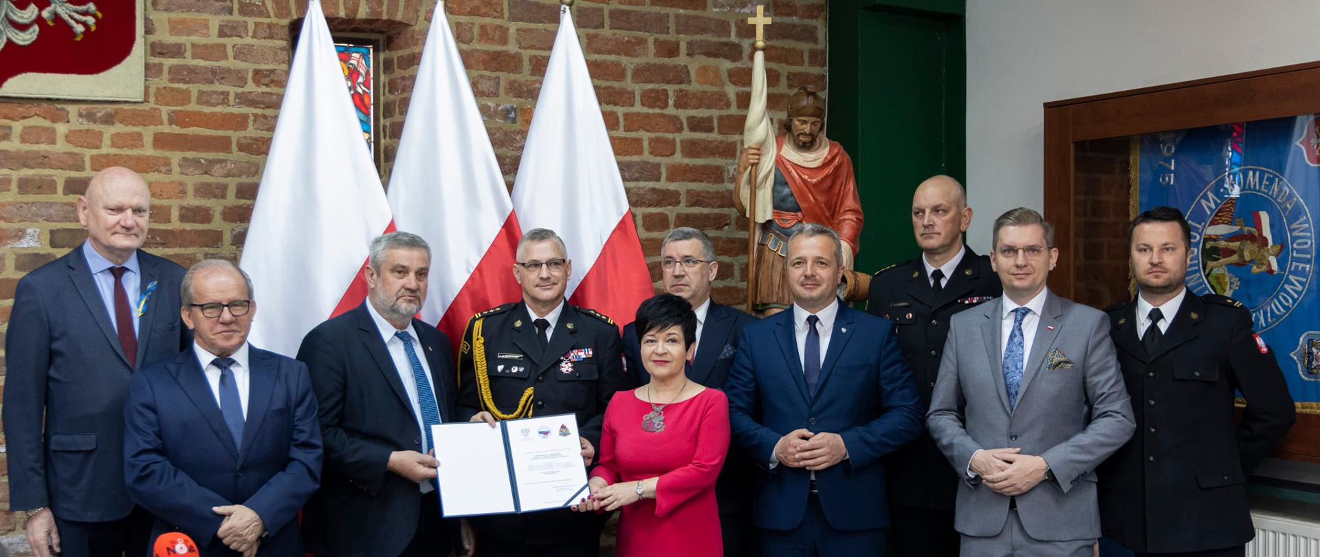 
7 osób stojących w rzędzie