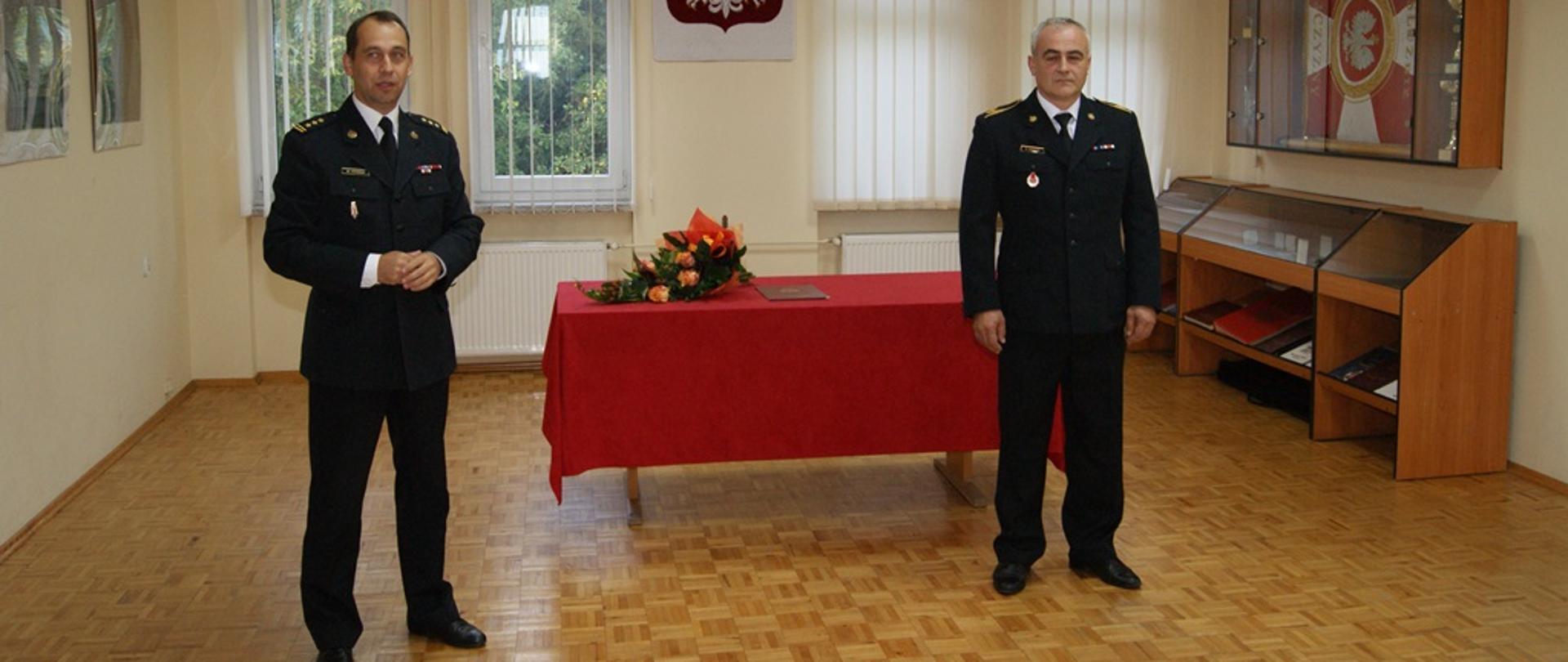 Przemowa Komendanta Miejskiego PSP oraz funkcjonariusza przechodzącego na zaopatrzenie emerytalne w sali głównej.