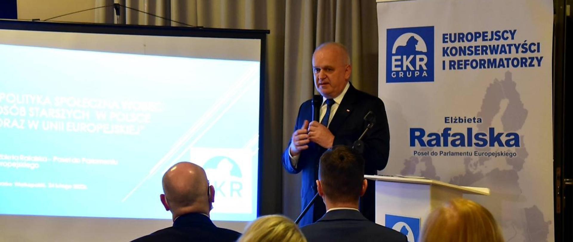 Wojewoda lubuski Władysław Dajczak przemawia w czasie konferencji