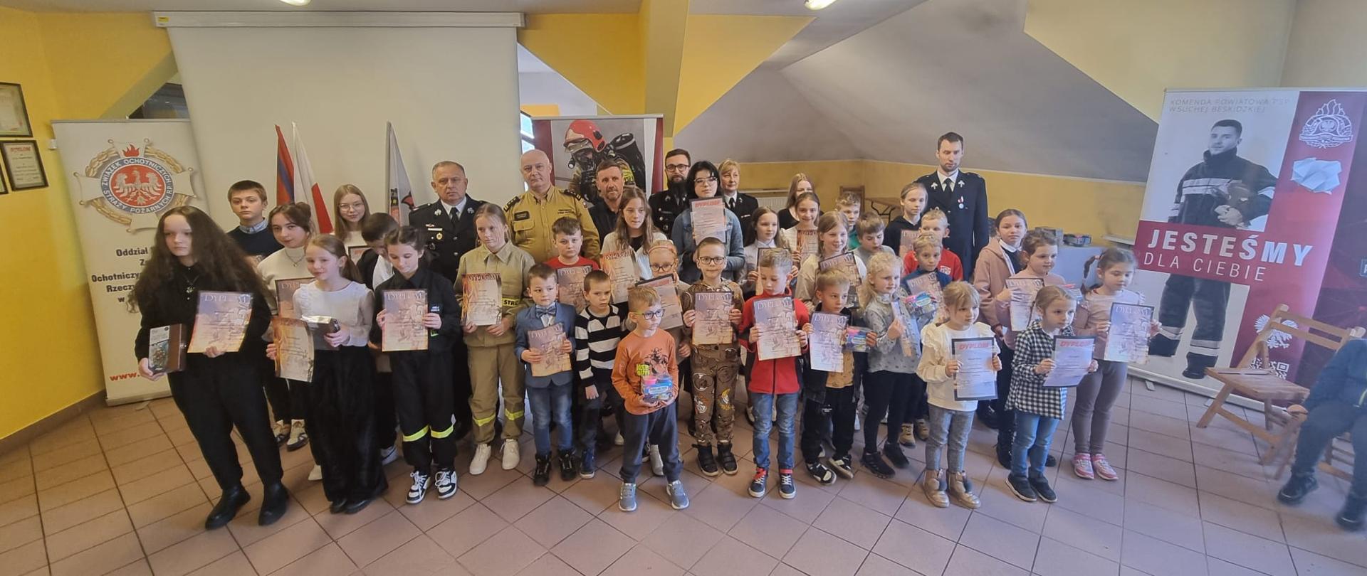 20 marca 2024 roku odbyła się uroczystość wręczenia nagród dla zwycięzców i uczestników Ogólnopolskiego Konkursu Plastycznego, który rozpoczął się dzięki inicjatywie Zarządu Oddziału Powiatowego Związku Ochotniczych Straży Pożarnych Rzeczypospolitej Polskiej podczas styczniowych eliminacji powiatowych. Zarząd Oddziału Powiatowego ZOSP RP przygotował dla wszystkich uczestników dyplomy oraz drobne upominki. Po oficjalnej części ceremonii, młodzi artyści otrzymali niepowtarzalną okazję do zwiedzenia siedziby Komendy Powiatowej i zapoznania się z codziennymi obowiązkami oraz wyzwaniami, przed którymi stają suscy Strażacy.