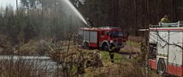 Zdjęcie przedstawia pojazdy pożarnicze w trakcie ćwiczeń 