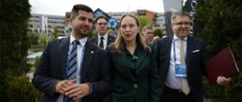 Na zdjęciu minister funduszy i polityki regionalnej Katarzyna Pełczyńska-Nałęcz podczas Forum Ekonomicznego w Karpaczu w towarzystwie innych uczestników spotkania