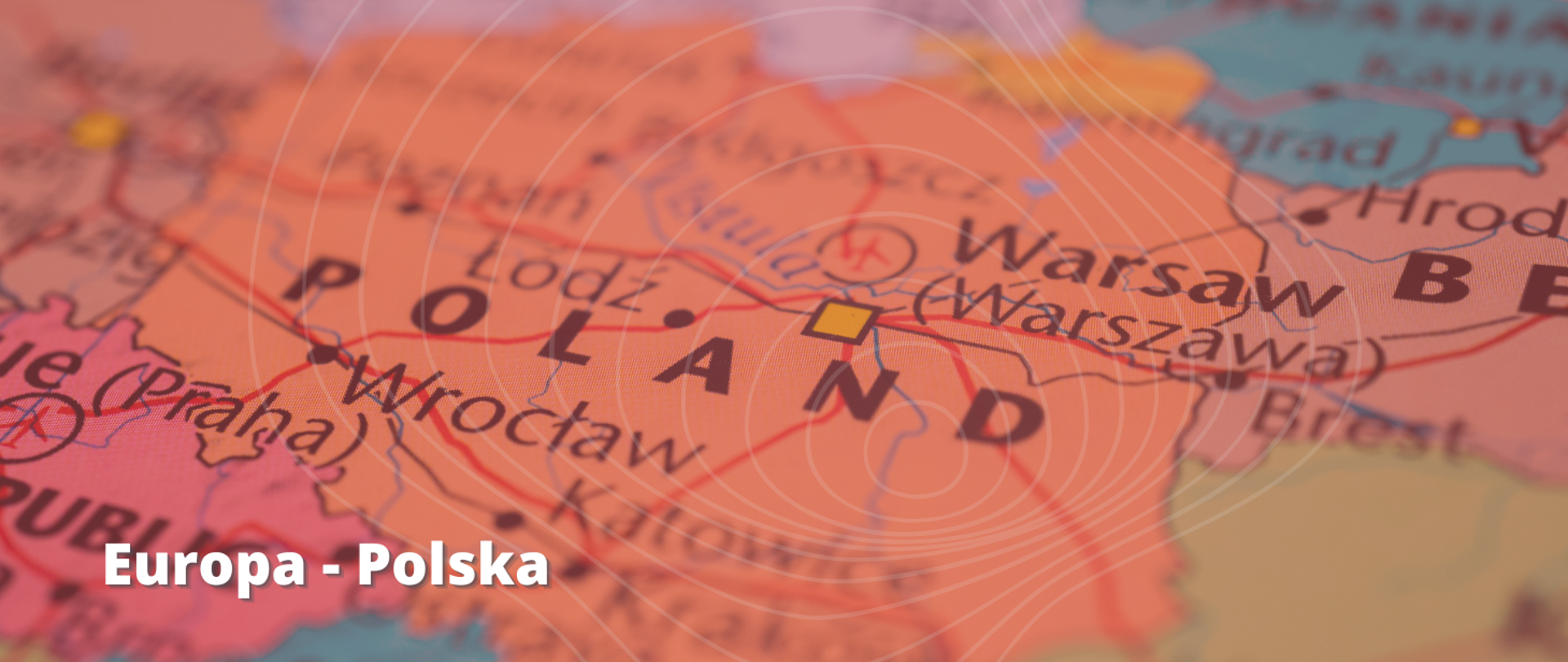 Mapa Europy z przybliżoną i zaznaczoną na niej Polską.