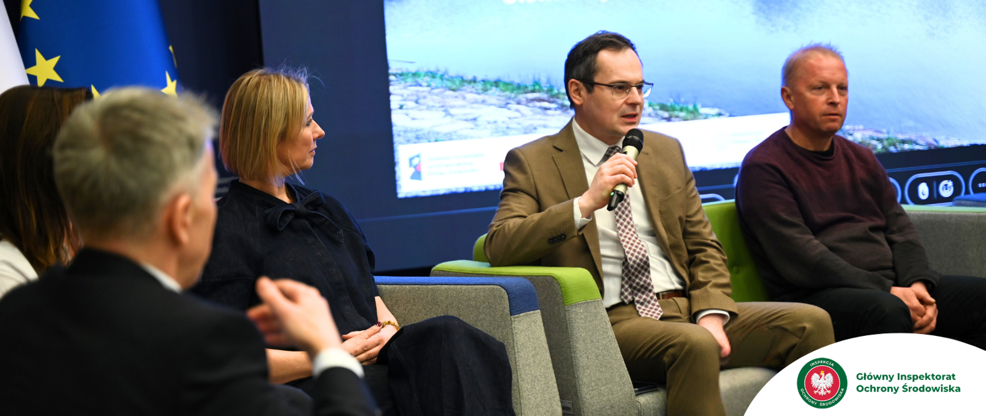 Paneliści podczas dyskusji na sali 