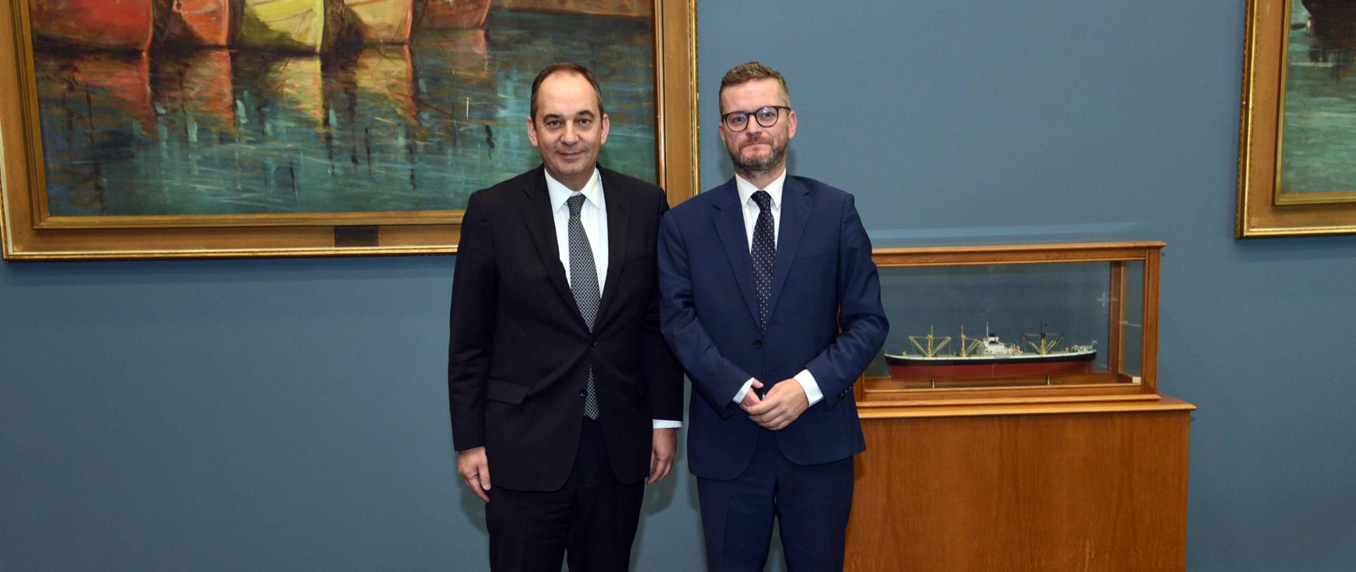 Minister Grzegorz Witkowski na spotkanie w Ministerstwie Gospodarki Morskiej i Polityki Wysp, gdzie spotkał się z ministrem ds. morskich Grecji Ioannisem Plakiotakisem.