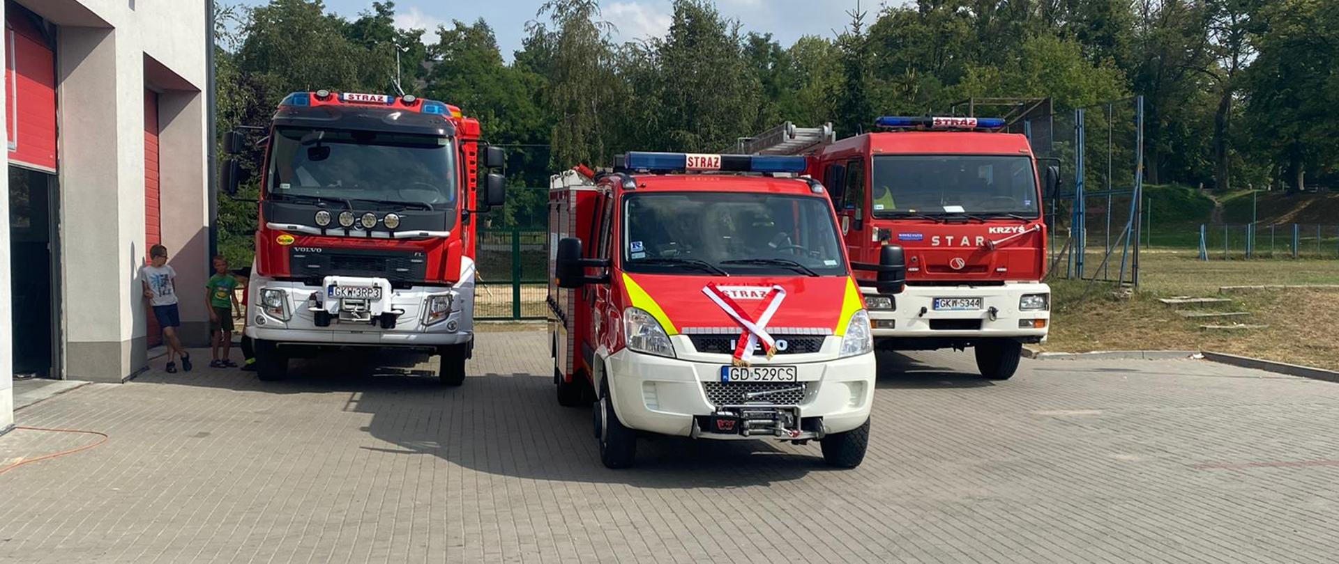 Na placu przed remizą OSP Ryjewo stoją pojazdy ratownicze