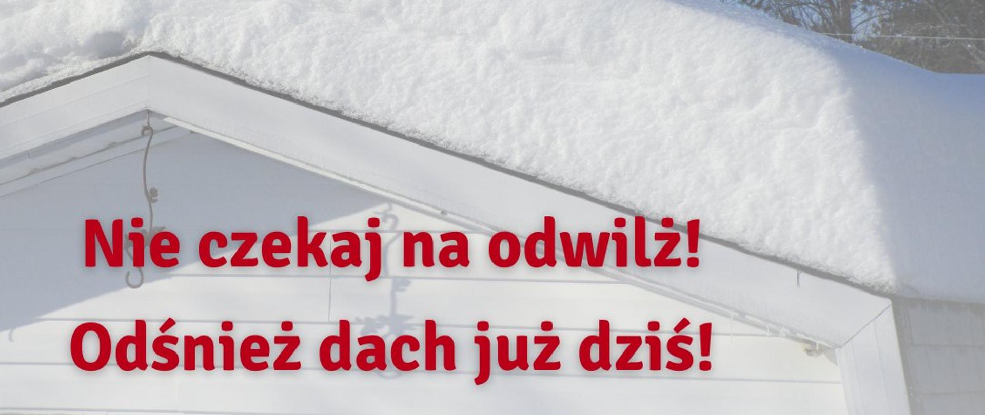 Na pierwszym planie widnieje zaśnieżony dach z informacją w kolorze czerwonym "Nie czekaj na odwilż ! Odśnież dach już dziś!"