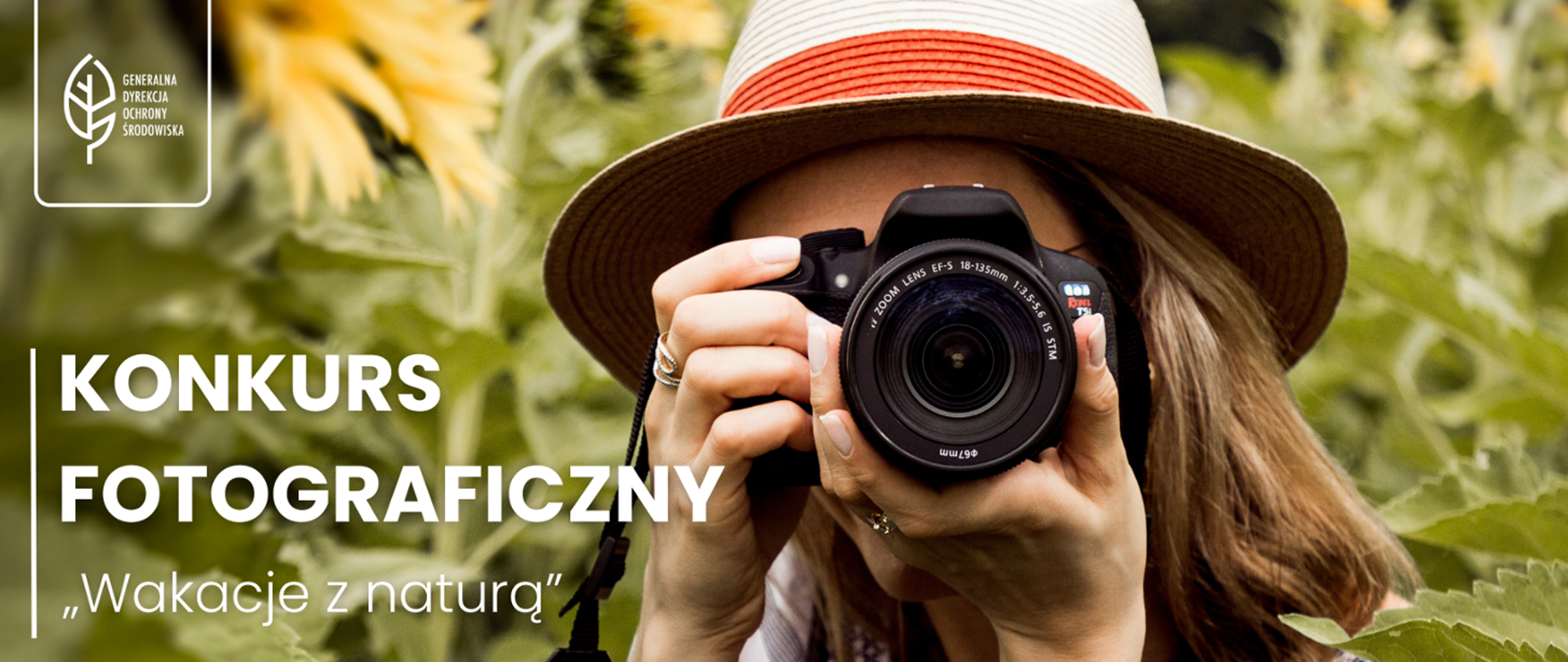 Na tle wysokich roślin kobieta w kapeluszu na wysokości wzroku trzyma aparat fotograficzny. W lewym górnym roku logo liść i napis Generalna Dyrekcja Ochrony Środowiska, a pod spodem napis Konkurs fotograficzny Wakacje z naturą. 