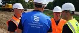 Wiceminister Infrastruktury Przemysław Koperski wizytował teren budowy wałów przeciwpowodziowych rz. Pichny, fot. Wody Polskie