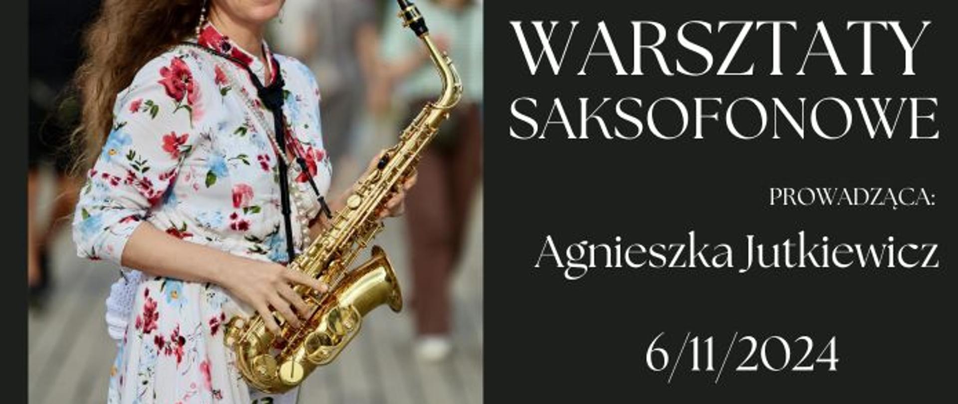 plakat przedstawiający informację o warsztatach saksofonowych. Po lewej stronie biały napis na czarnym tle. Po lewej obraz przedstawiający postać z saksofonem.
