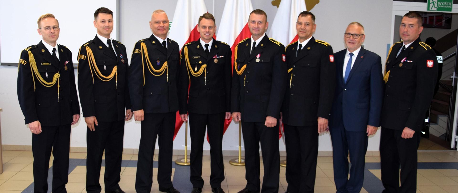 Zdjęcie grupowe podczas uroczystej zbiórki z okazji mianowania na stanowisko Dowódcy Jednostki Ratowniczo-Gaśniczej w Wąbrzeźnie.