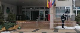 Policja pilnuje wejścia do budynku