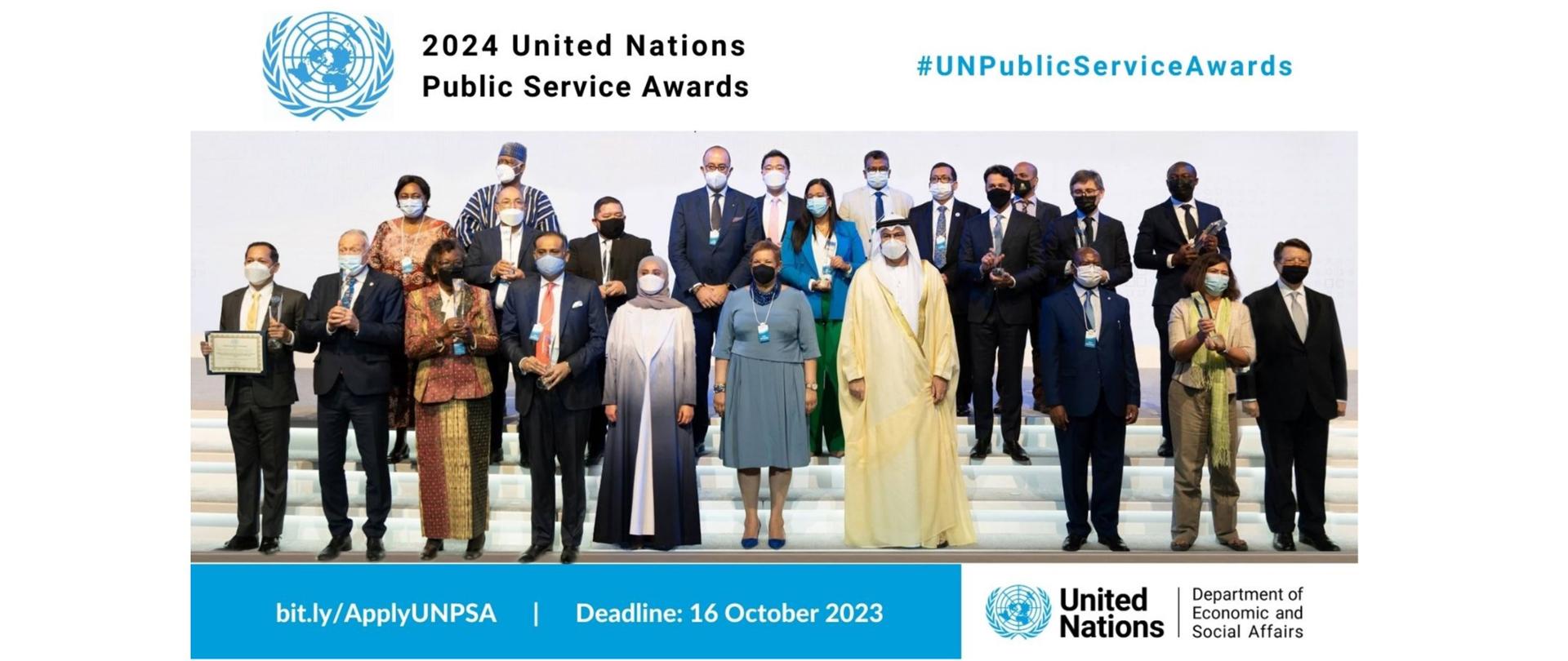 Kilkanaście osób pozuje na schodach do zdjęcia, mają maseczki na twarzach. Napis 2024 United Nations Public Service Awards.