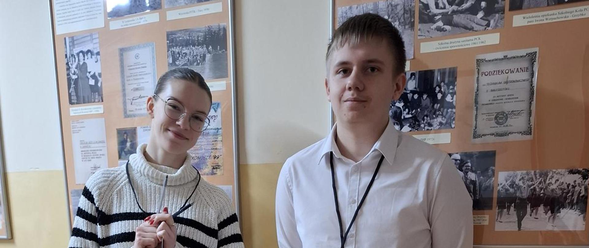 Dwoje uczniów pozuje do zdjęcia.