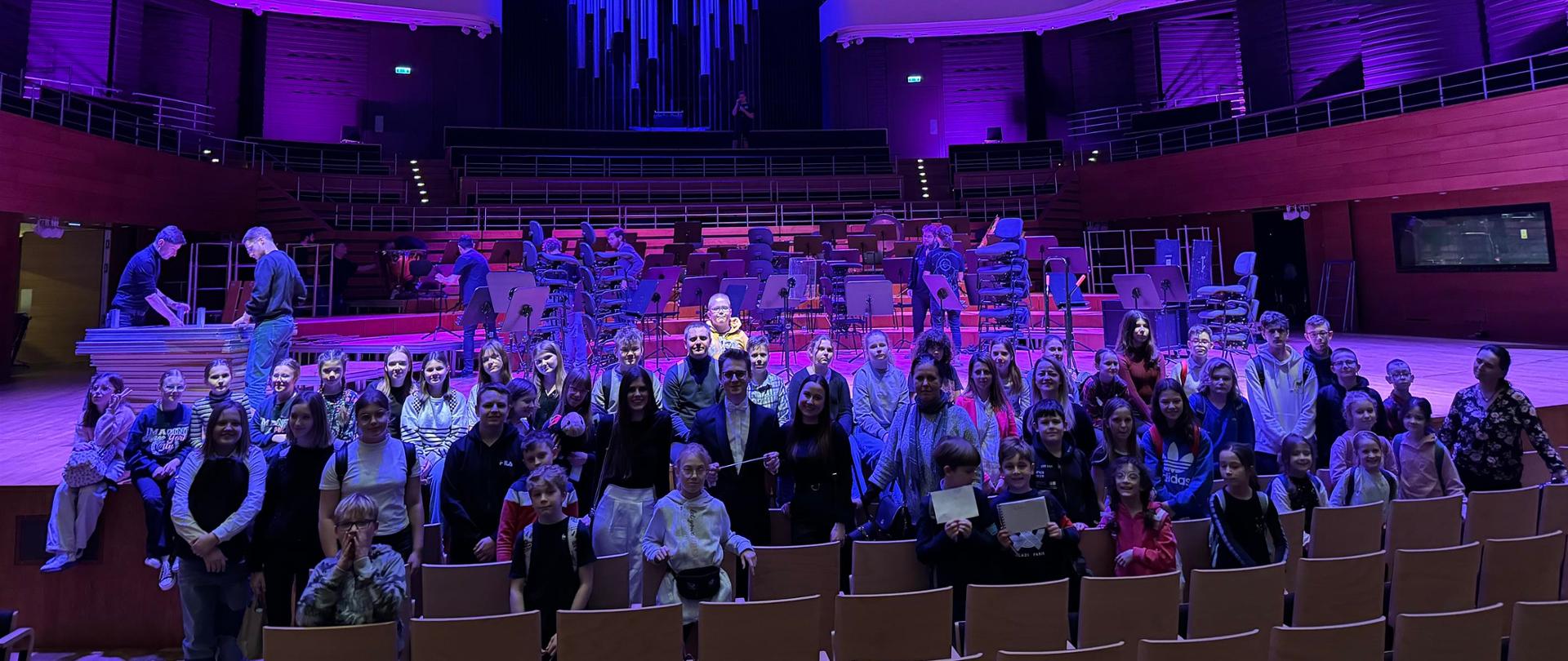 Zdjęcie przedstawiające relację z wycieczki do Narodowego Forum Muzyki we Wrocławiu.