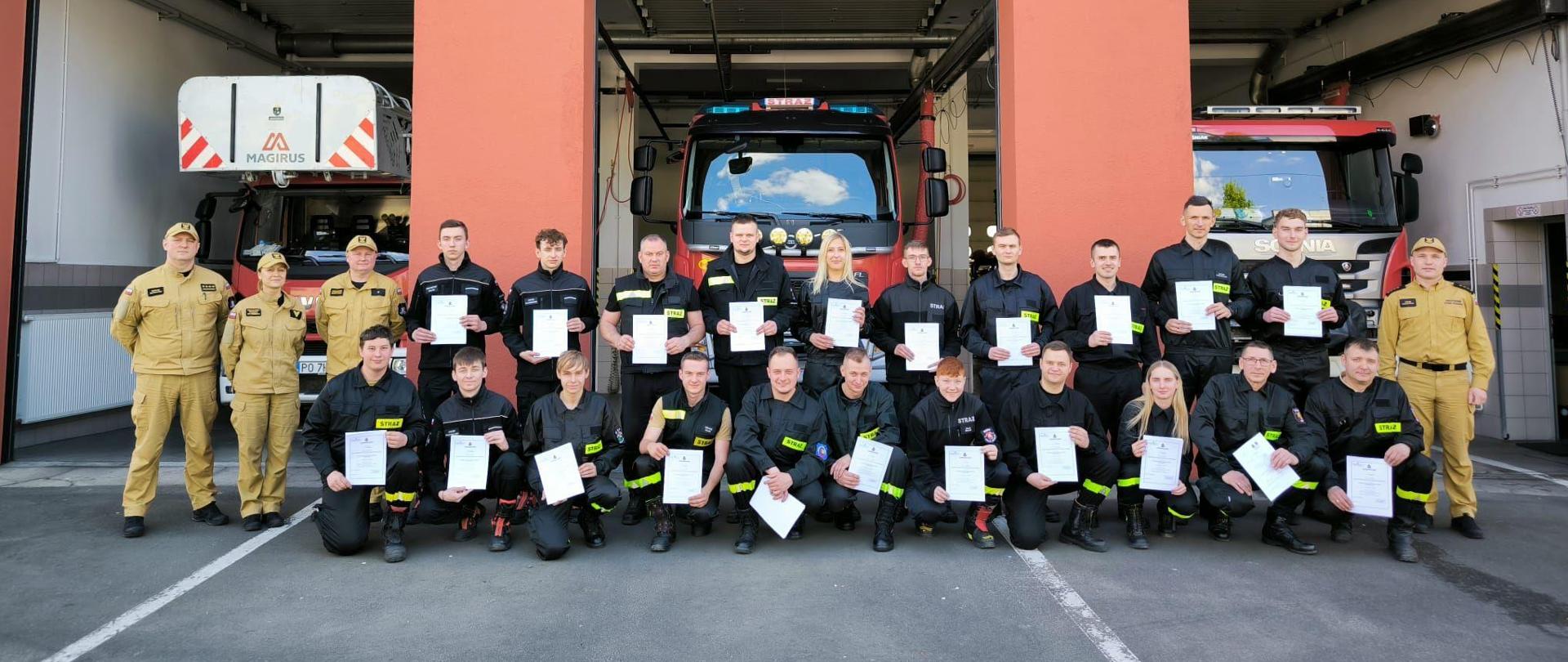 Zdjęcie grupowe absolwentów szkolenia wraz z kadrą dydaktyczną.