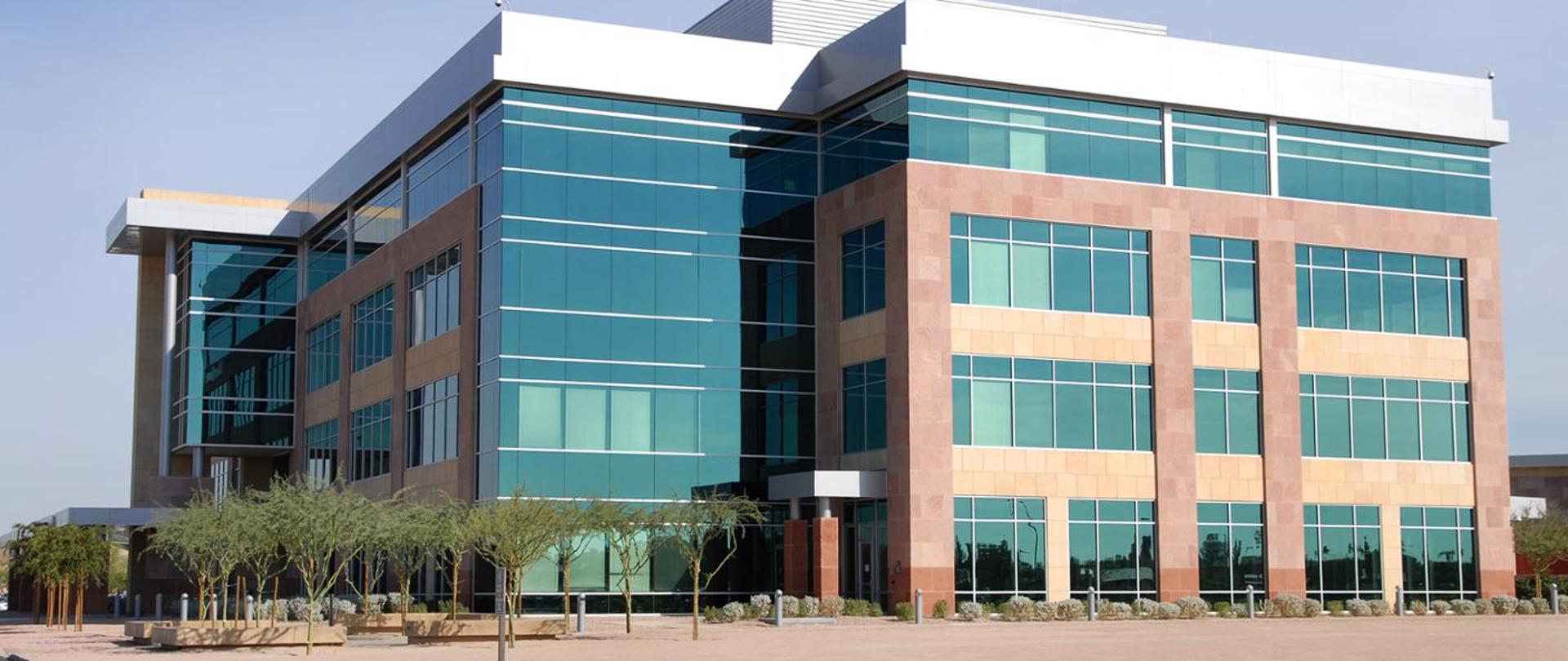 W centrum nowoczesny budynek. 