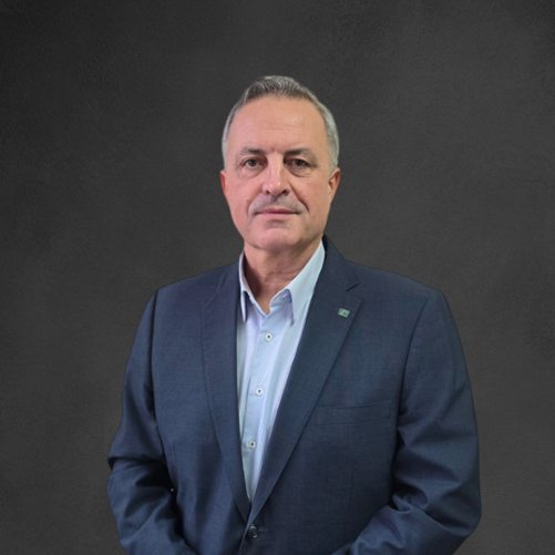 Zdjęcie przedstawia portret Zastępcy Lubuskiego Wojewódzkiego Inspektora Jakości handlowej Artykułów Rolno-Spożywczych ubranego w szarą marynarkę i niebieską koszulę. 