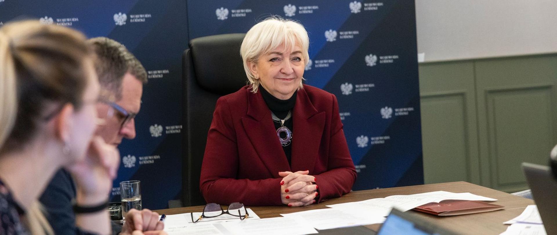 Wojewoda Dorota Ryl podczas wideokonferencji z władzami samorządowymi w województwie łódzkim. 