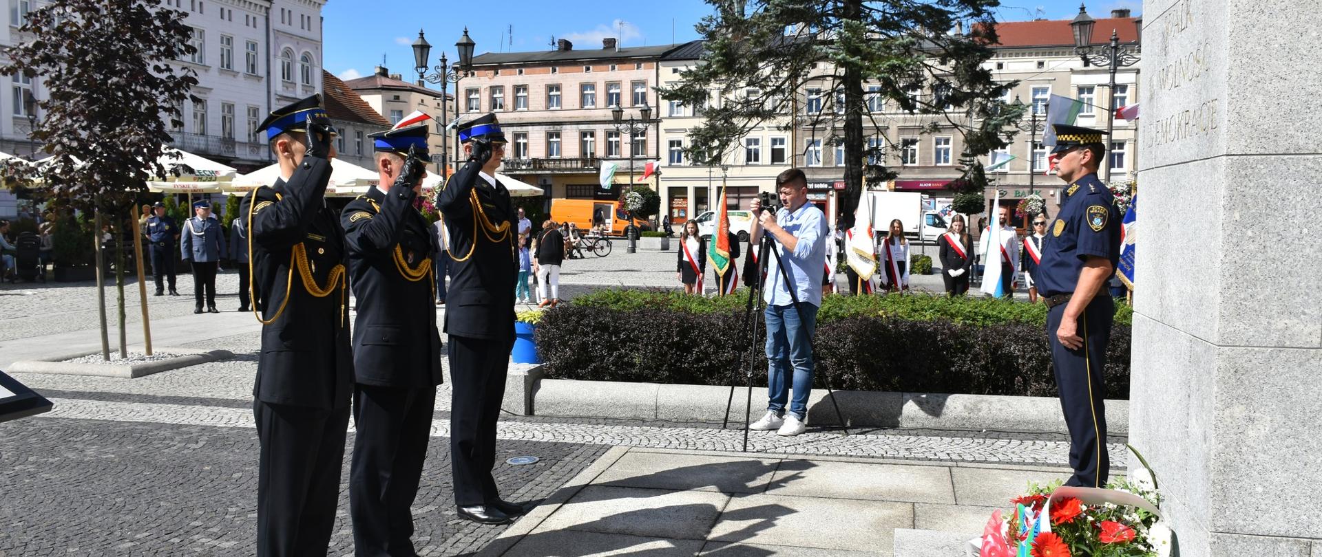 widoczni uczestnicy uroczystości podczas złożenia wieńców
